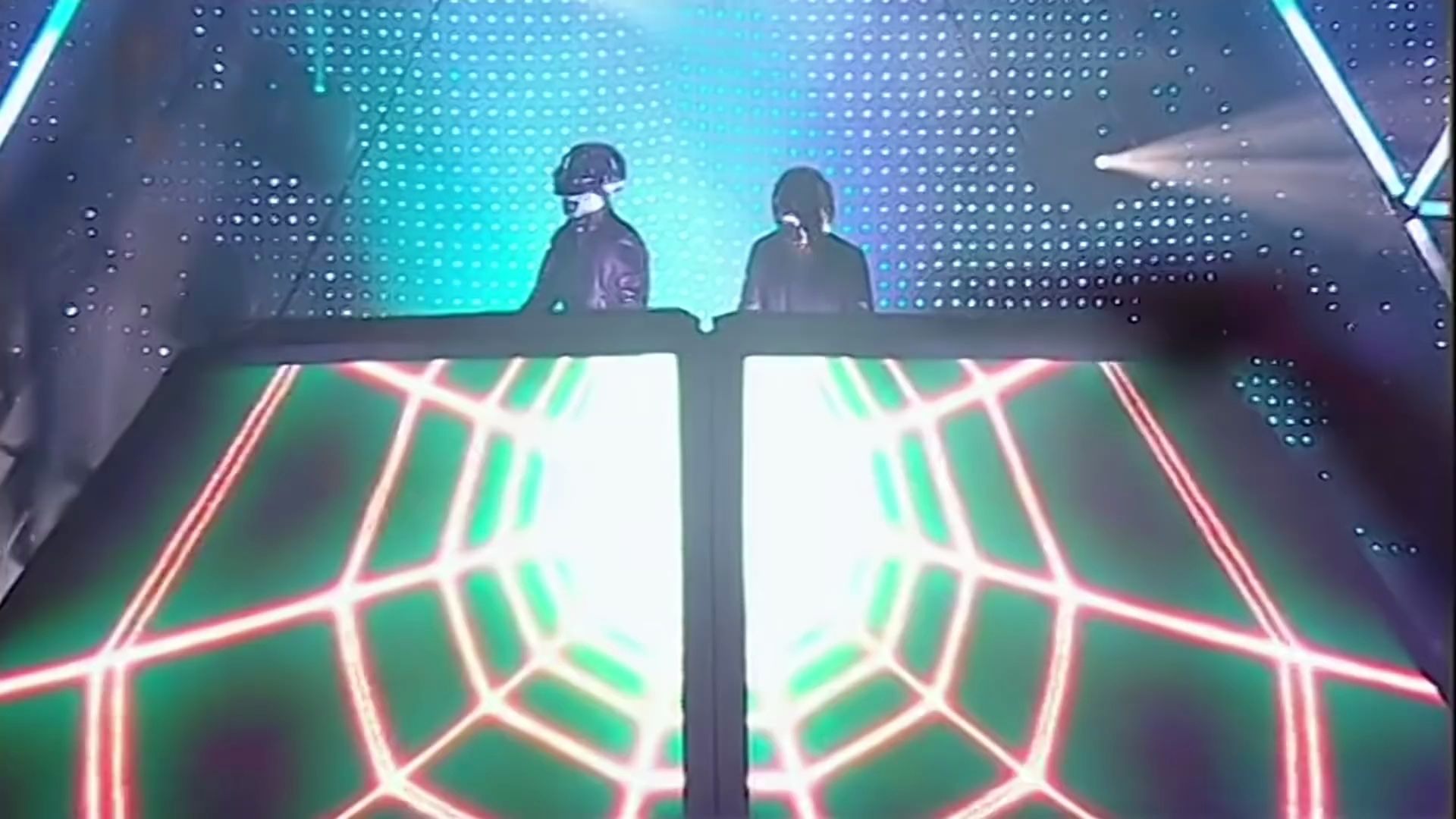 [图]DaftPunk Alive 2007 One More Time超清