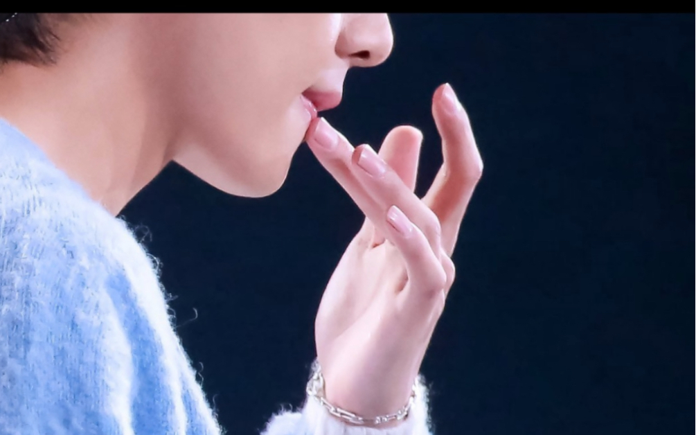 【金泰亨】金泰亨的手,塞纳河畔的水,让人难以抵挡,一个字:绝!