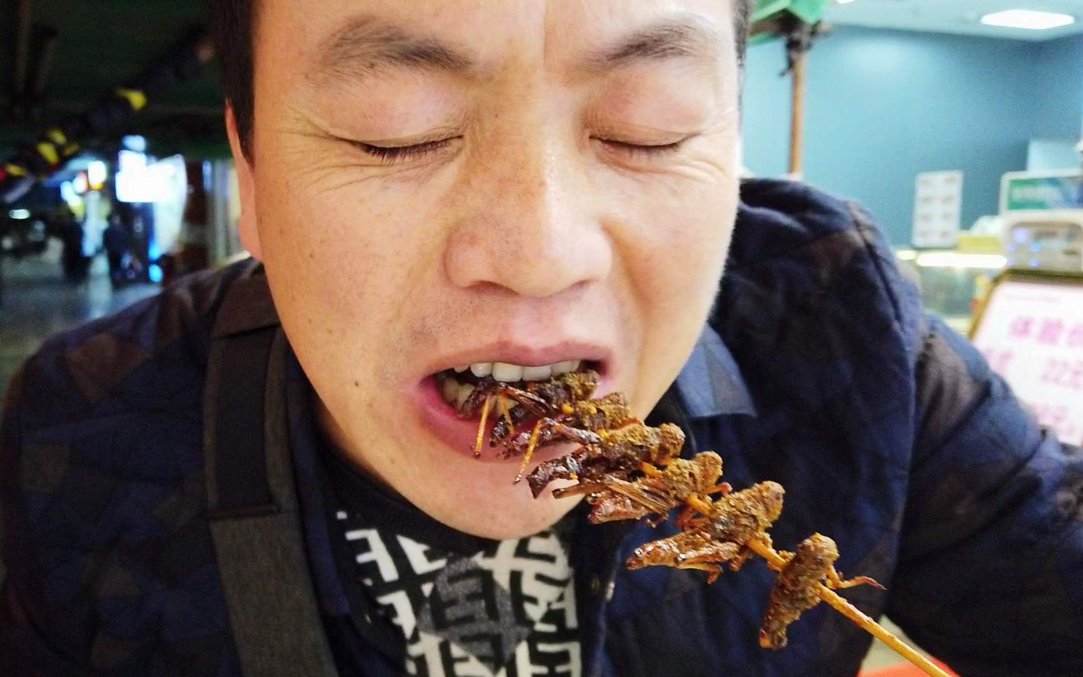 大叔闲来无事,在深圳街头吃蚂蚱,吃金蝉,边吃边点头,高兴坏了