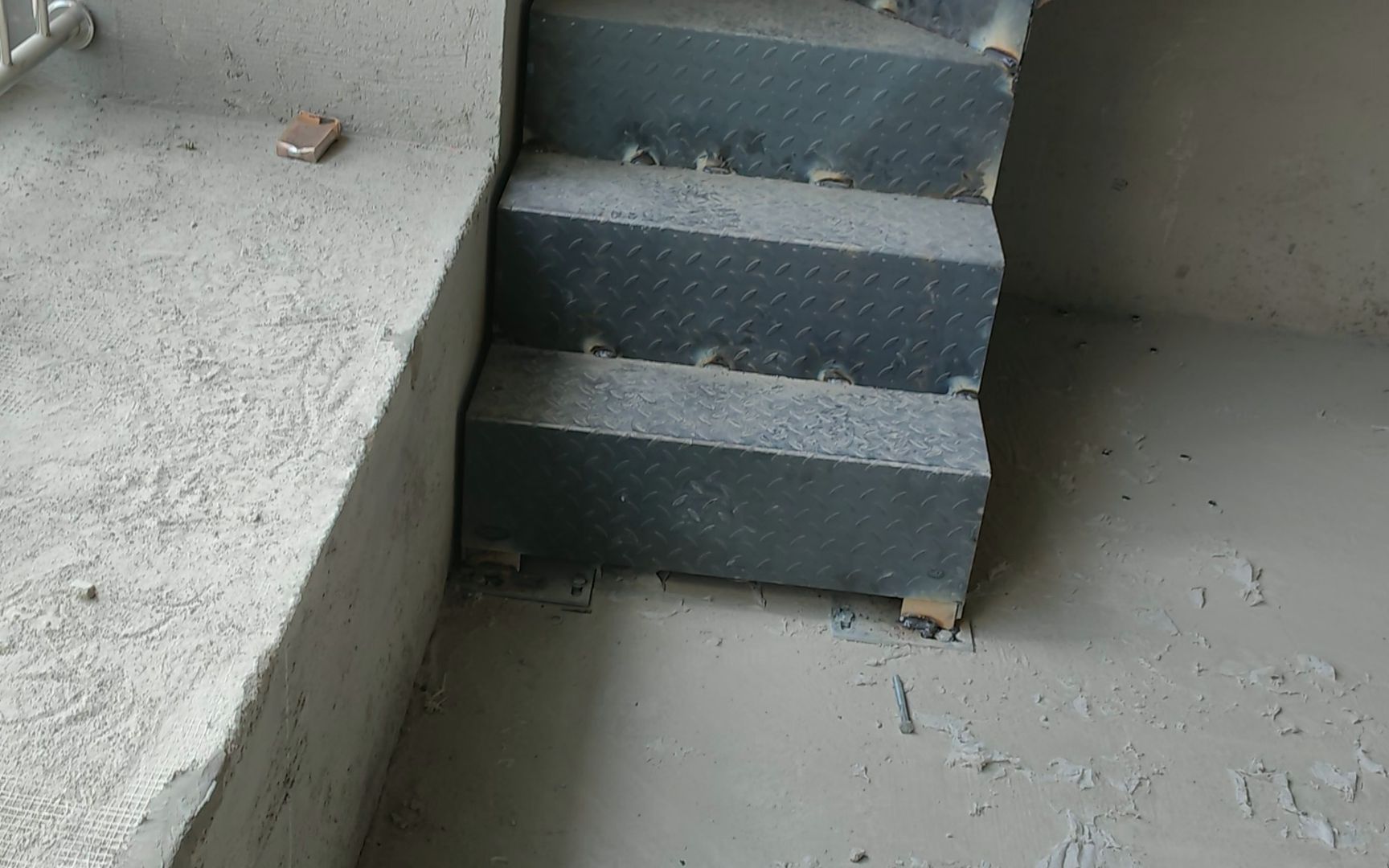 北京西城顶层钢结构阁楼制作消防楼梯制作