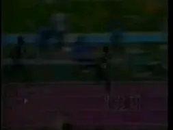 Скачать видео: 1990年Mt.SAC接力赛男子4×400米，丹尼•埃弗雷特（SMTC）最后一棒强杀丹尼•哈里斯（Nike/Unattached）