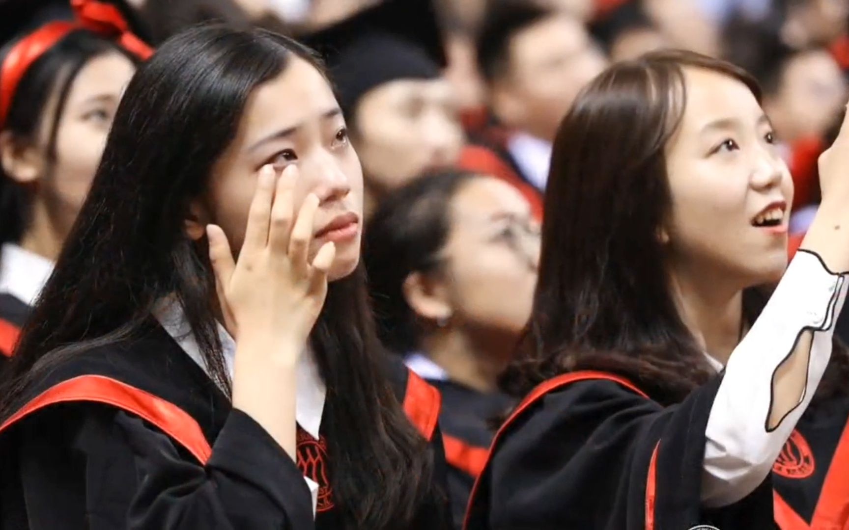 [图]毕业典礼上，观众席突然唱响《凤凰花开的路口》感动全场，致青春