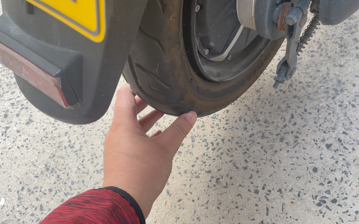 电动车突然没气了,去修车,老板看了下也没收钱,人很好