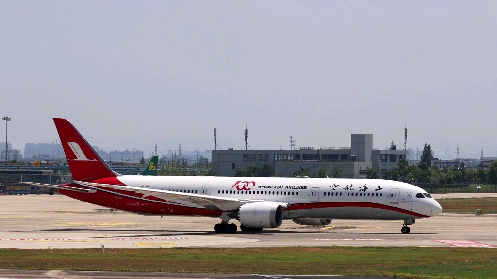 上海航空100号机滑行出港