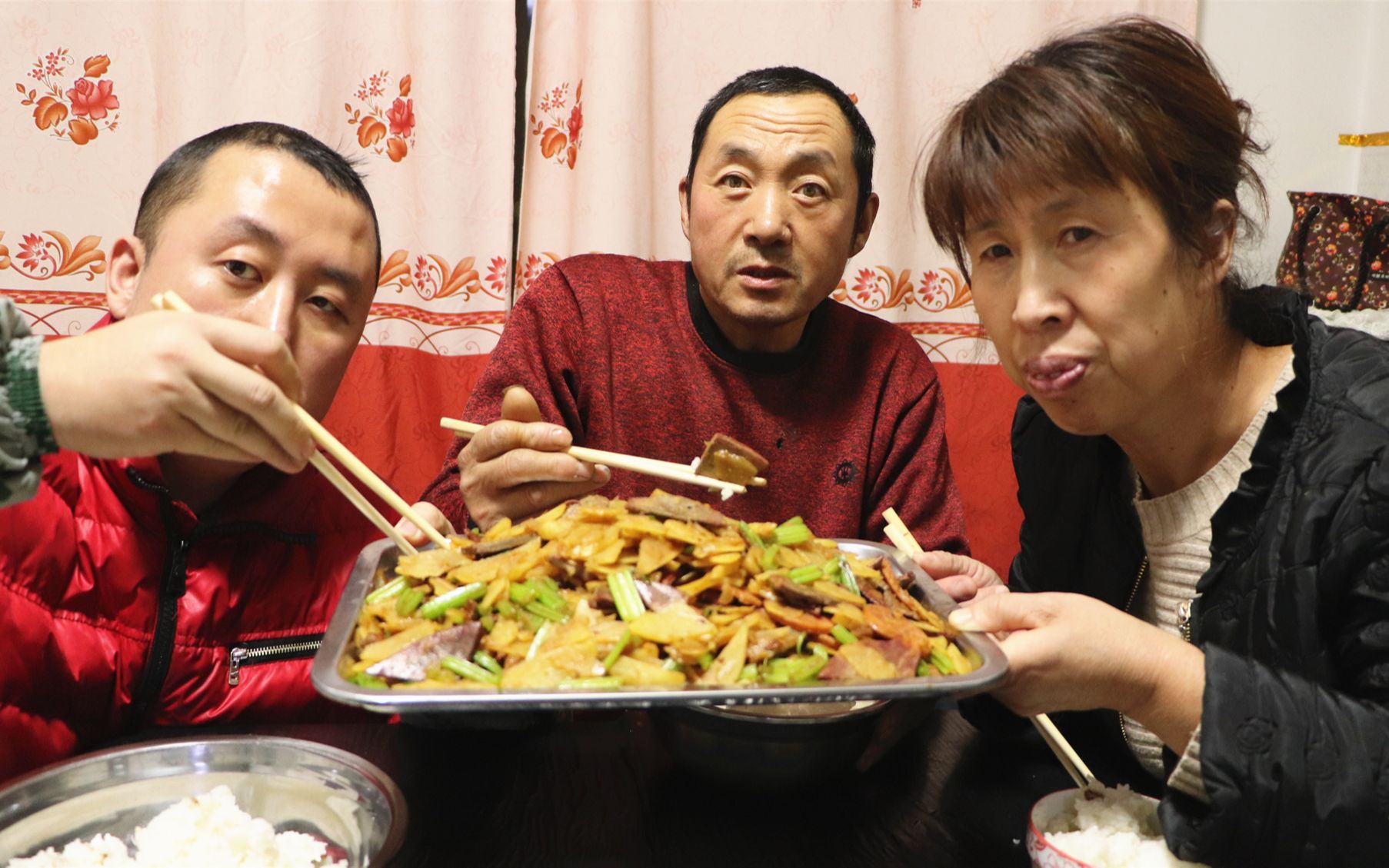 大彭今天做猪肝炒土豆片放了红肠和芹菜老爸说大杂烩好吃