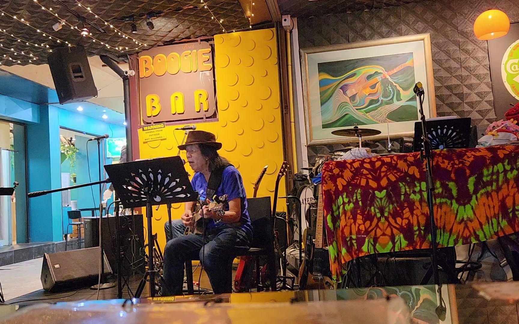 泰国甲米酒吧乐队现场表演wonderful tonight为我演唱