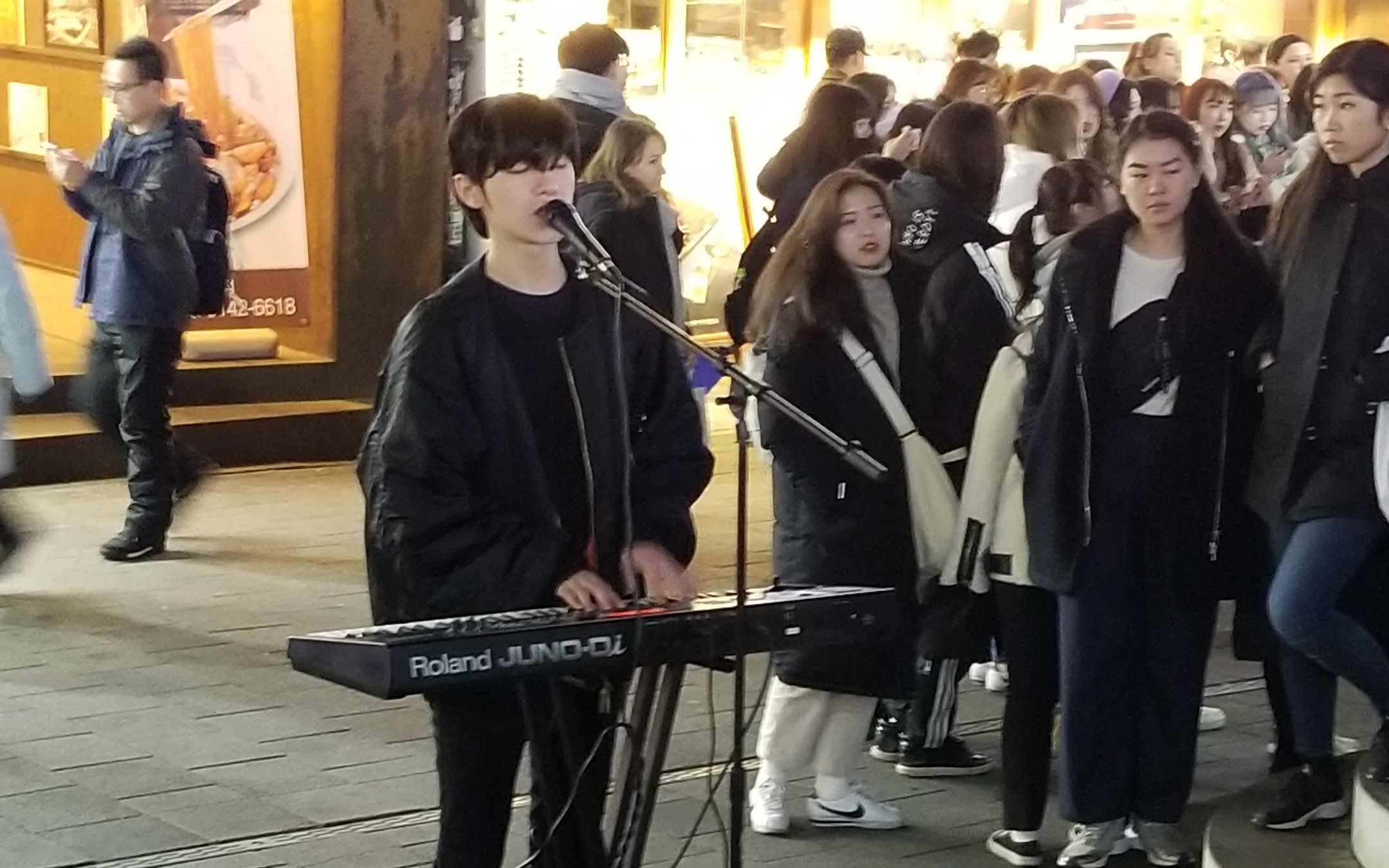 首尔弘大街头公演