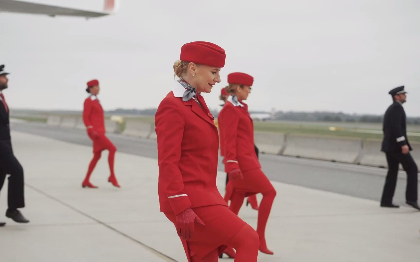 [图]【Jerusalema Dance Challenge】奥地利航空公司机长空乘有趣的舞蹈 Austrian Airlines_1080p