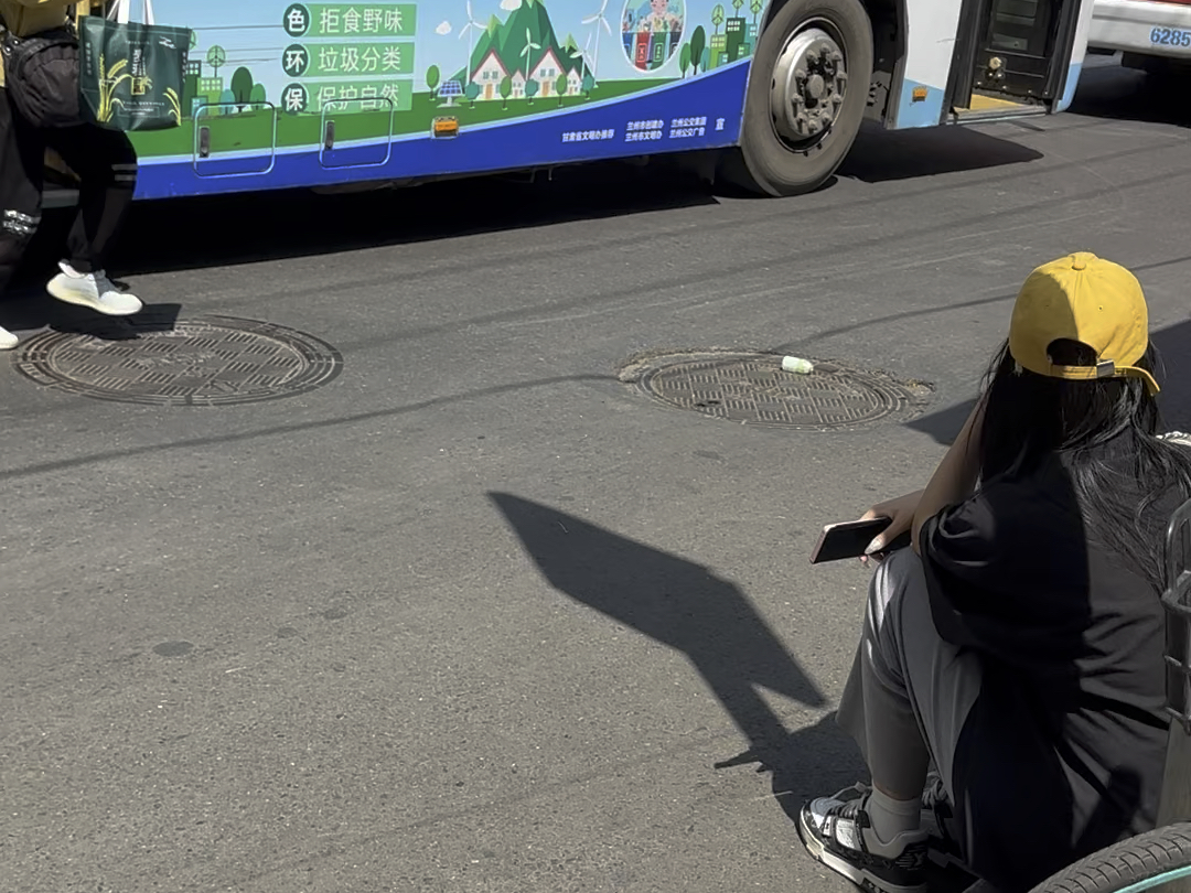 兰州公交143路西关什字进站