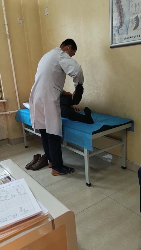 哈尔滨中德骨科医院门诊邓可平主任为膝关节炎伴有腰疼的患者细心查体