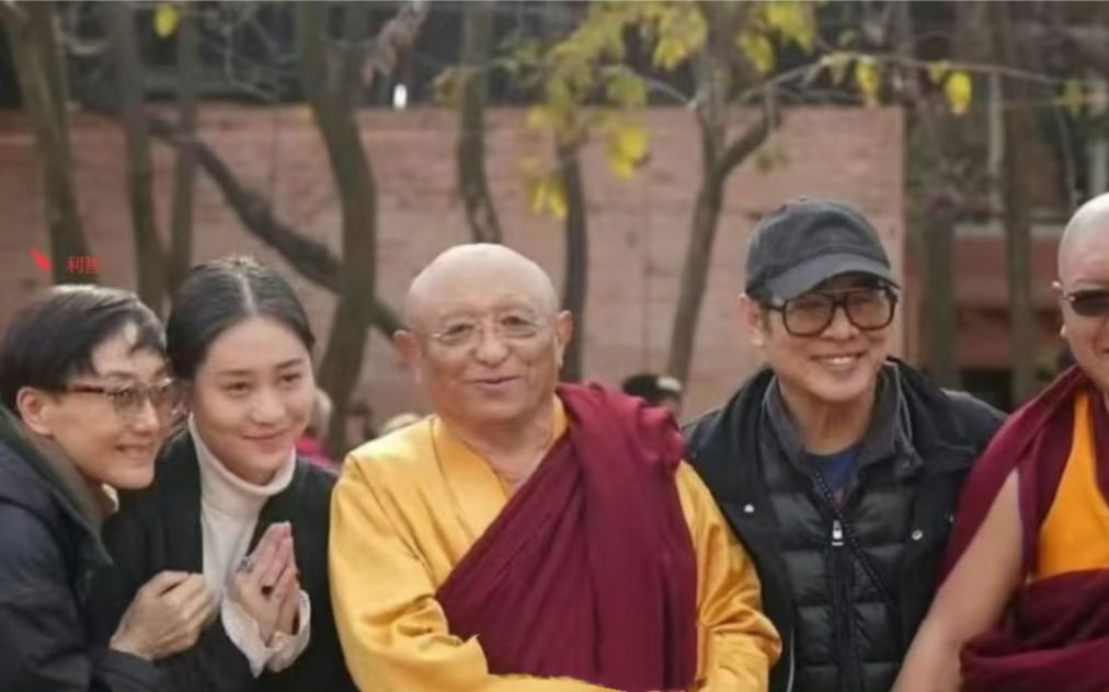 李连杰与妻女现身寺庙 利智罕见露面,略显苍老!