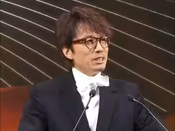 快来学说话！黄子华给许冠文颁发终身成就奖时的这段发言，口才情商尽显！