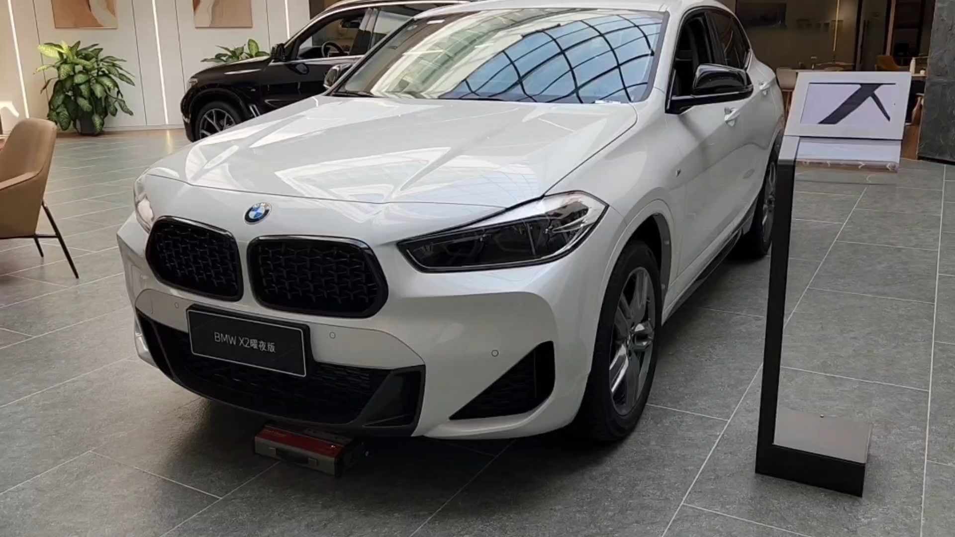 宝马4s店看看车,最新款x2,指导价29万,优惠11万,落地多少钱