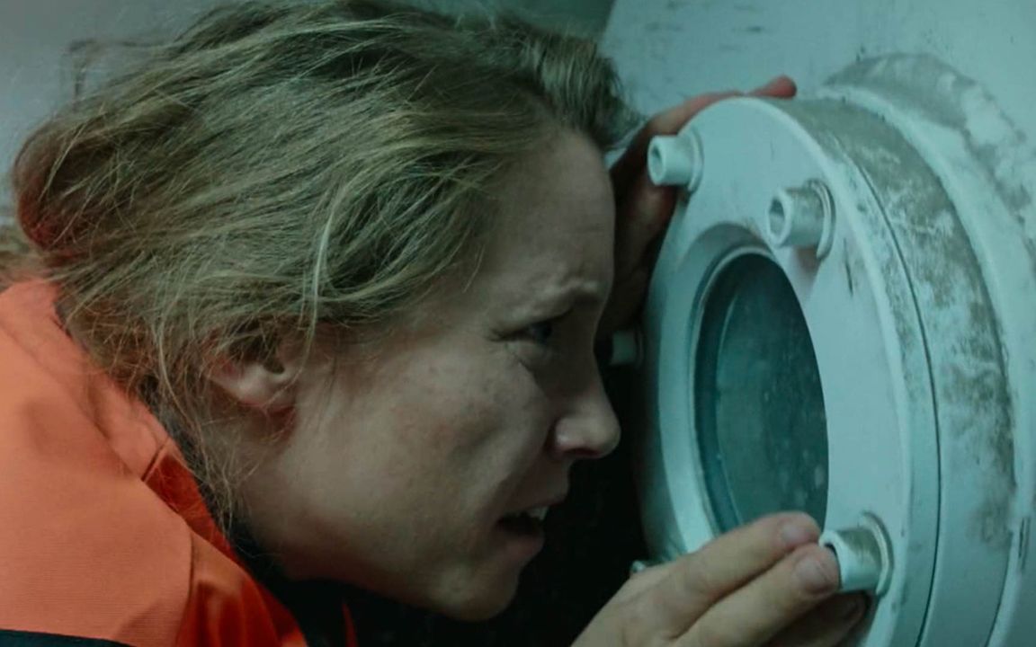 穷电影女子被困密室听到外面有声响靠近玻璃一看被吓了一跳