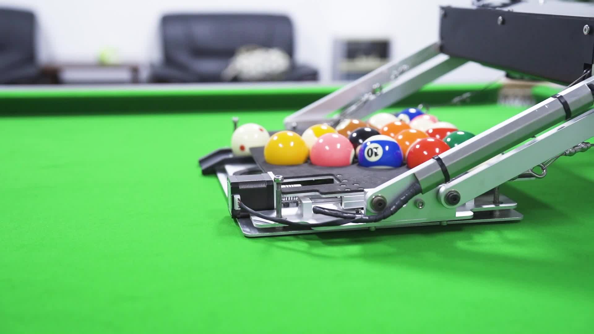 全自动摆球机亮相国际台球学院,摆球十分标准.练练开球