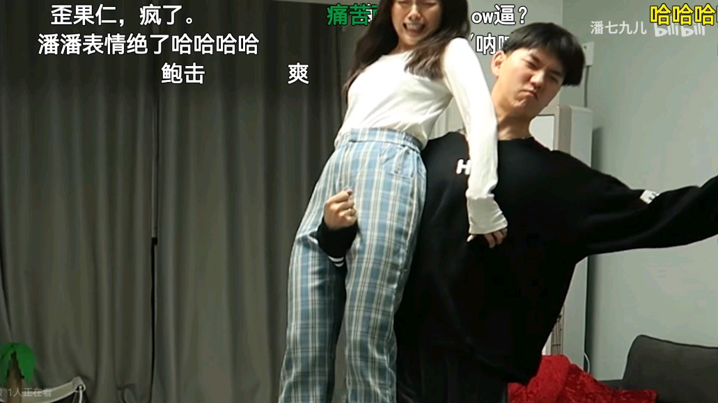 玩情侣挑战的女生