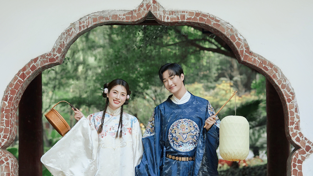 少女感满满 减龄小众明制汉服婚纱照