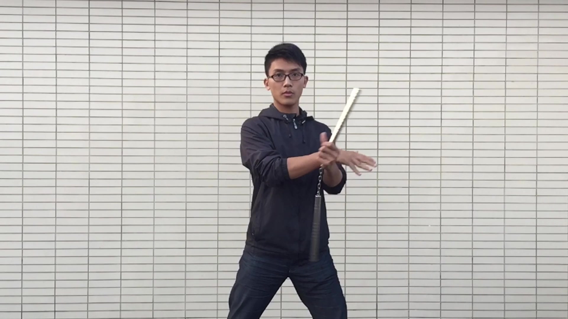 这是一个非常帅的双节棍转棍换手动作技术含量非常高