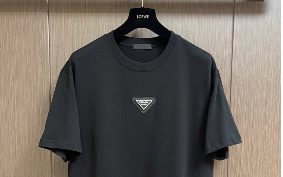 说一下高仿prada普拉达2023ss后背三角标堆叠印花短袖t恤
