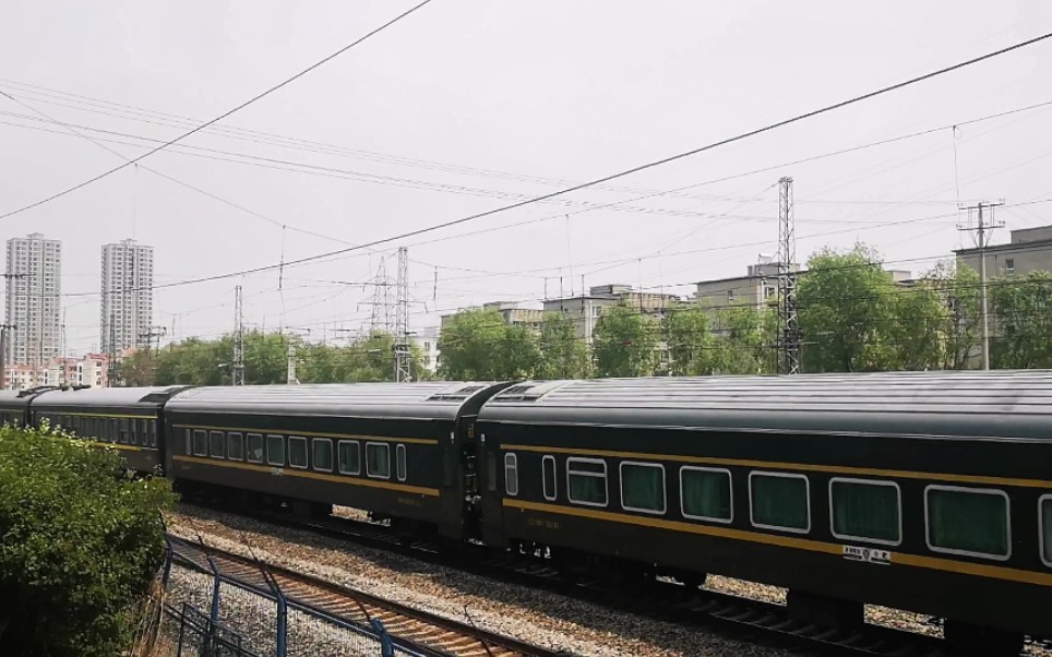 京哈线虎石台站t243本务hxd3d0677