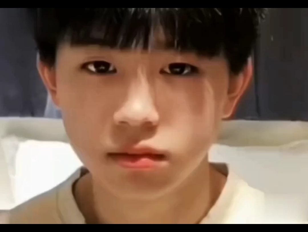 《#小北和火乐》火乐最后一场直播露脸,看到火乐努力挤出笑容,感觉好