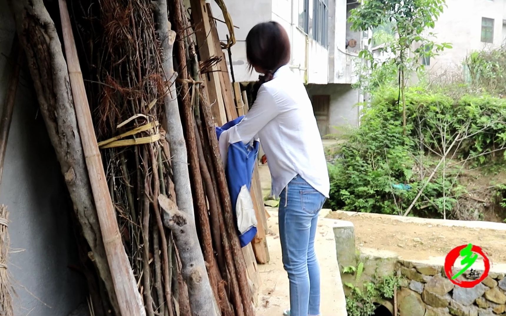 [图]客家小妹回家创业，扩建鸡棚最主要先把它搬运出去，不然很被动