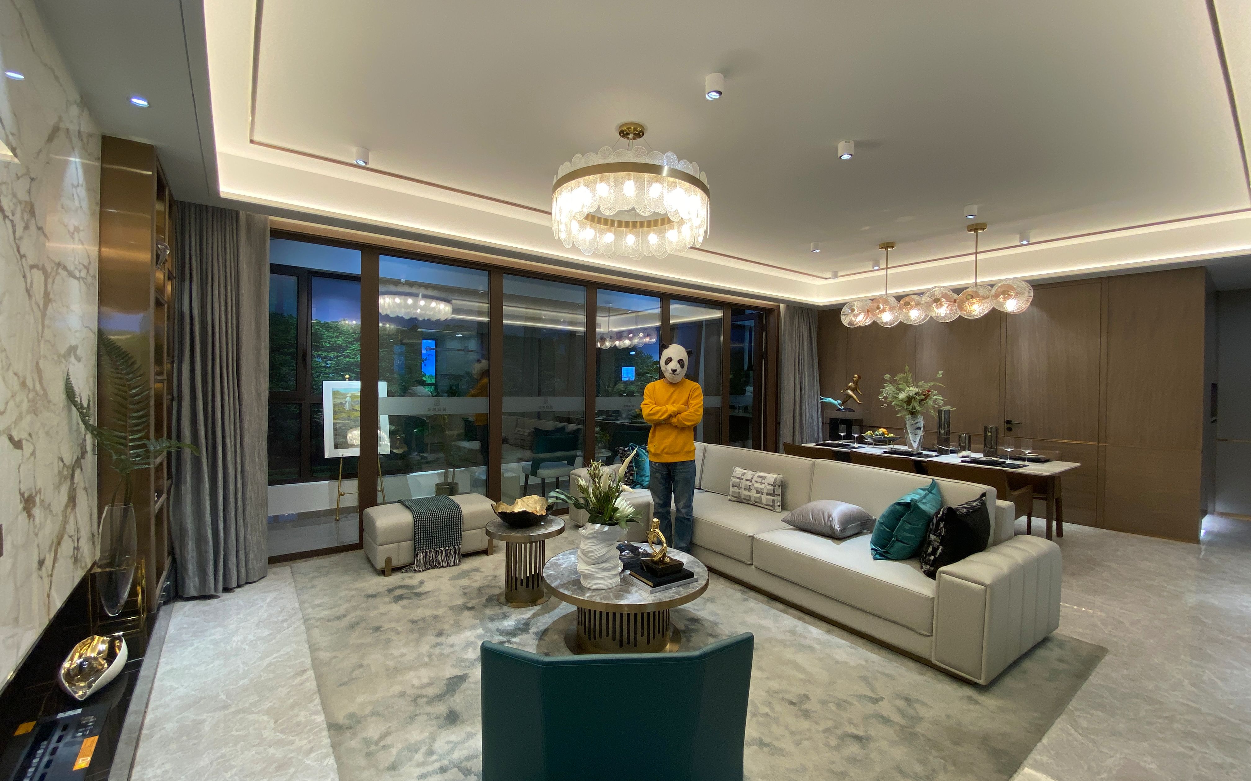 今天来看看青岛市区总价700万的大平层长什么样 这个客厅我喜欢_哔哩