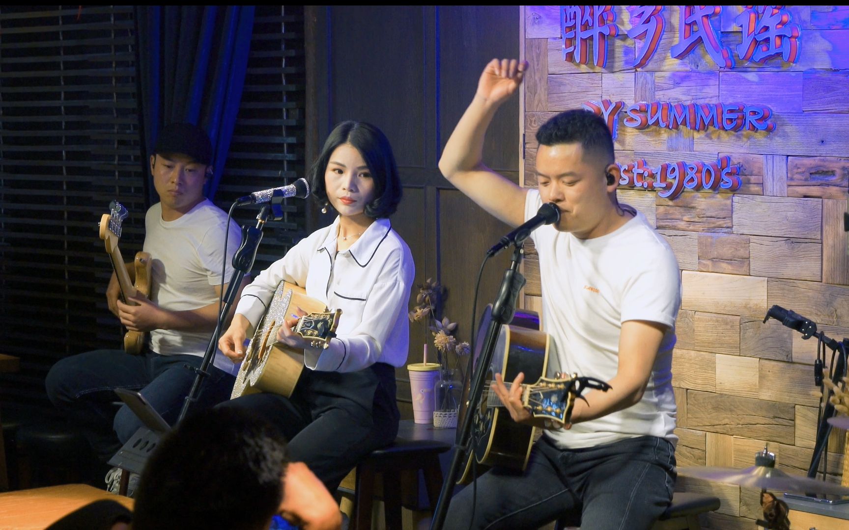 [图]「北京的金山上」现场完整版，第一次演唱也是唯一一次现场演唱，未排练的即兴配合！