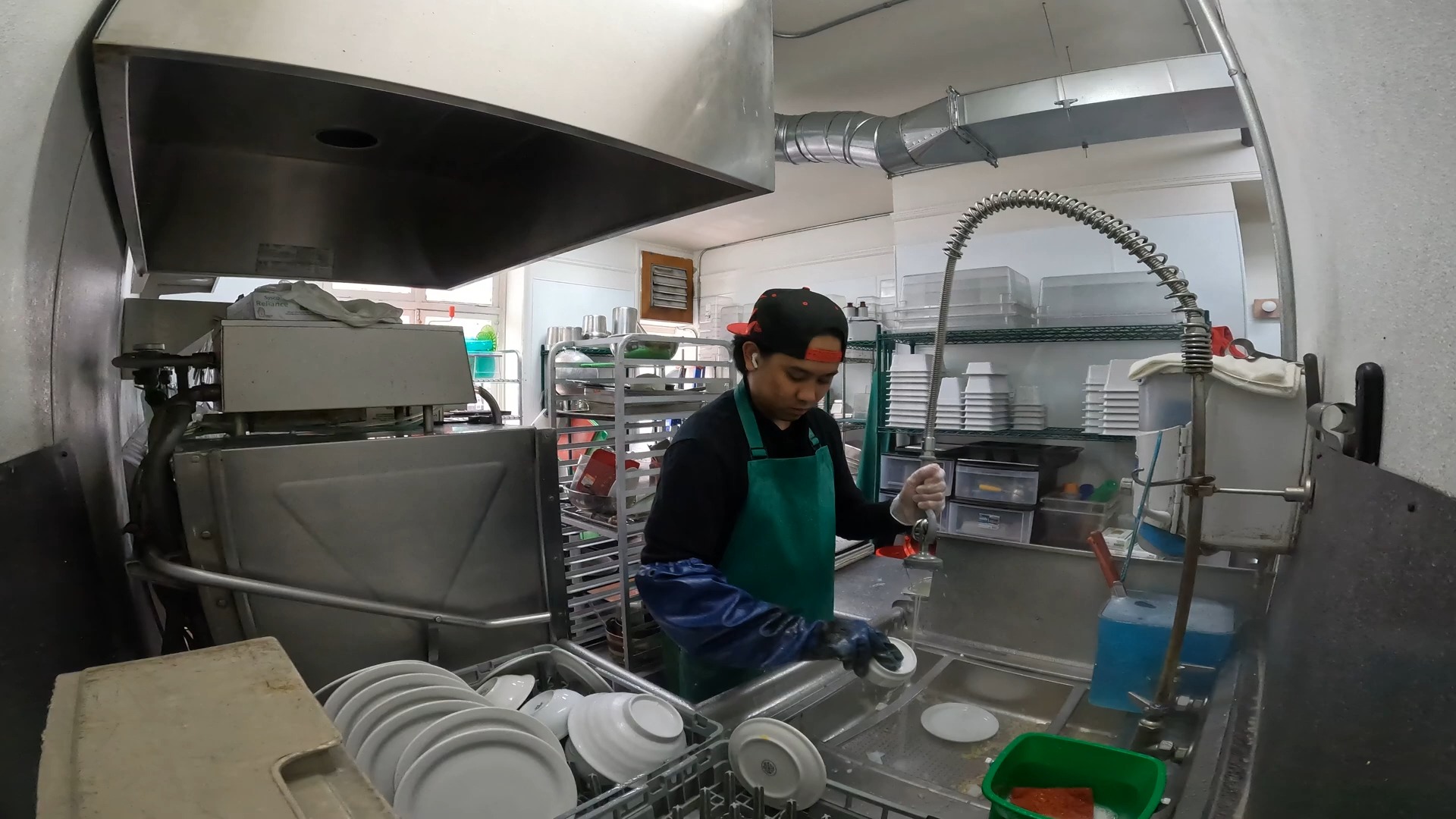 洗碗哥在洛杉矶餐厅洗碗洗厨具