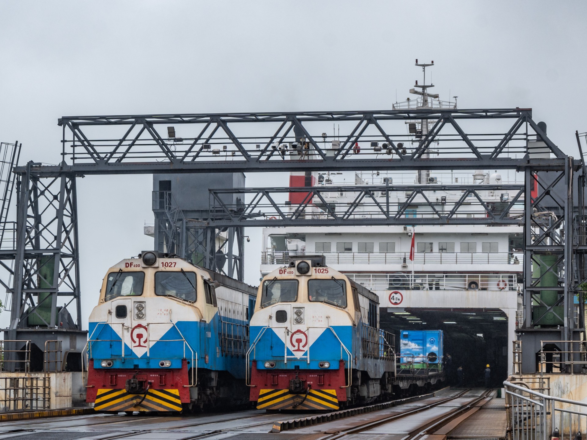 广铁海段df4dd1025,1027海口南港进行粤海轮渡列车上岛作业