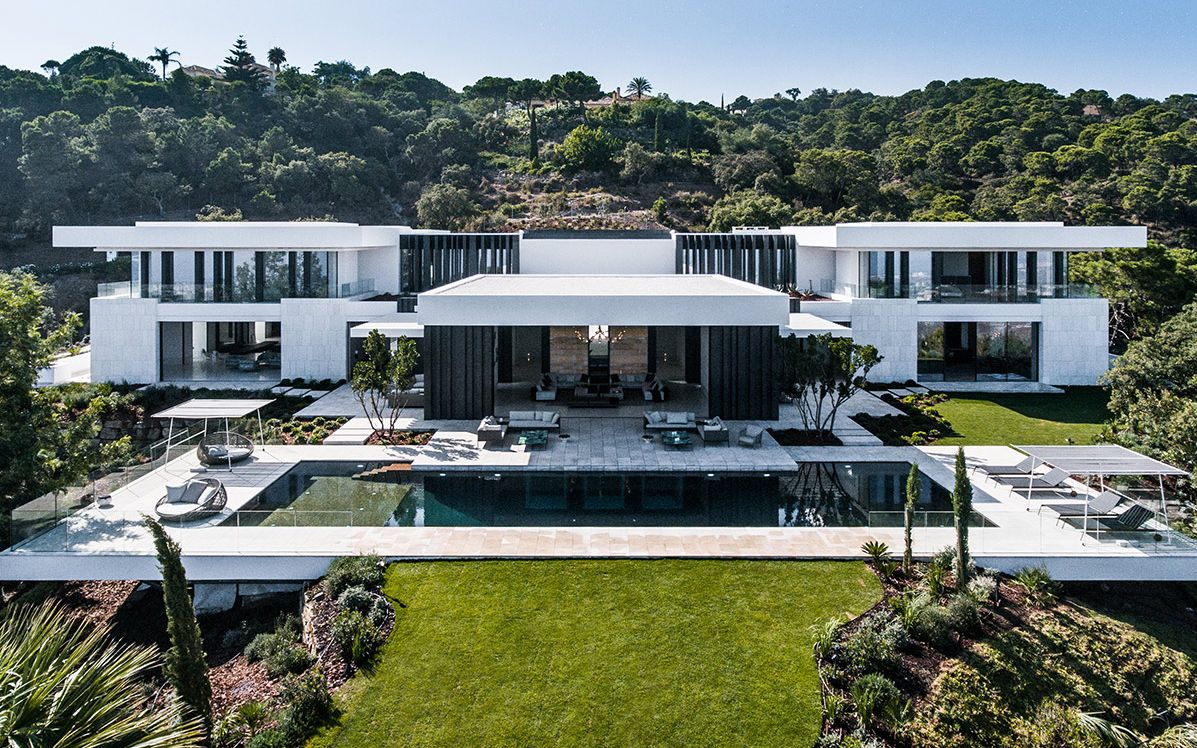 在西班牙马尔韦利亚的一座令人惊叹的豪华现代别墅