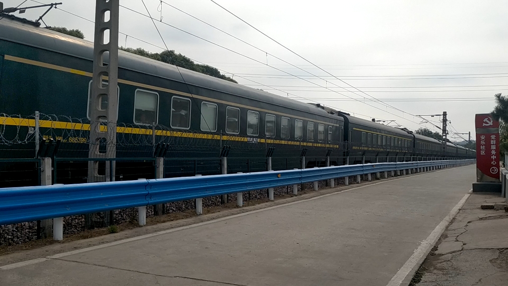 兰局兰段hxd3d 0176牵引晚点的西宁~青岛z274次通过新安县~磁涧区间.