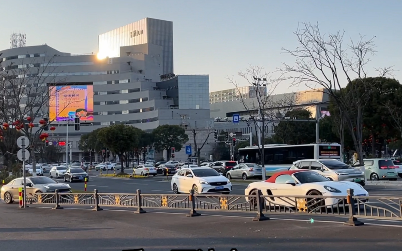 浙江台州市中心现状,今天下午4点30分,椒江市府大道哔哩哔哩bilibili