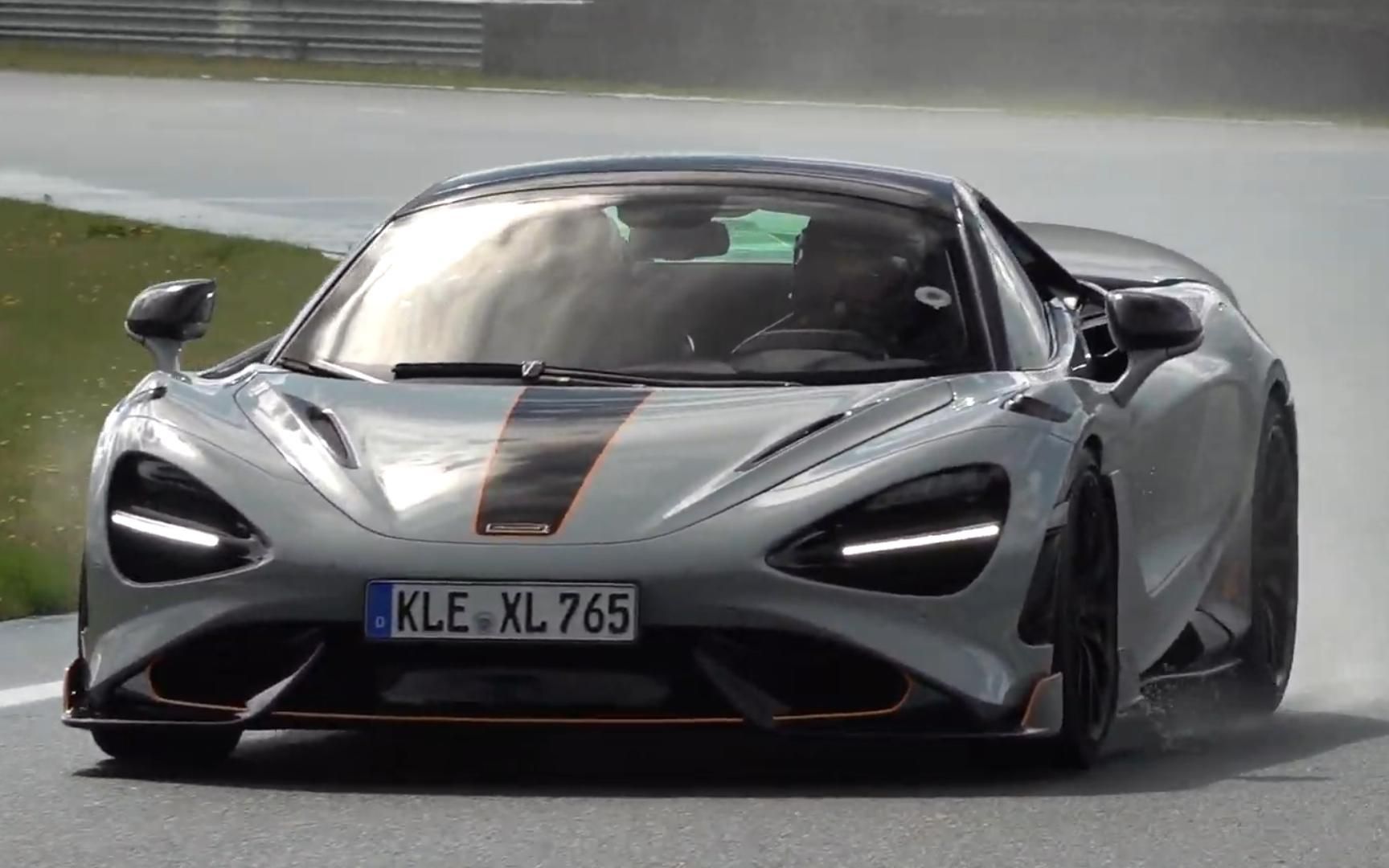 雨天赛道中的迈凯伦765lt,弯道加速性能优越,动力强劲稳定输出,玩车