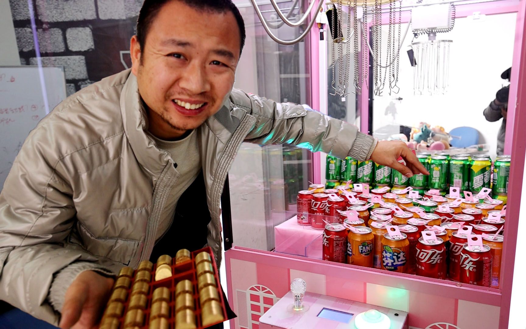 从商场买下一台抓娃娃机,改成抓饮料机,这次钩子是关键!