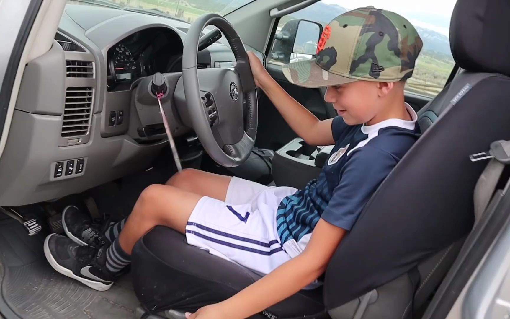 中英 开车 儿童 12 year old driving