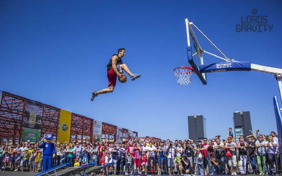 【极限运动】世界最强蹦床扣篮团队!真正的空中大灌篮!