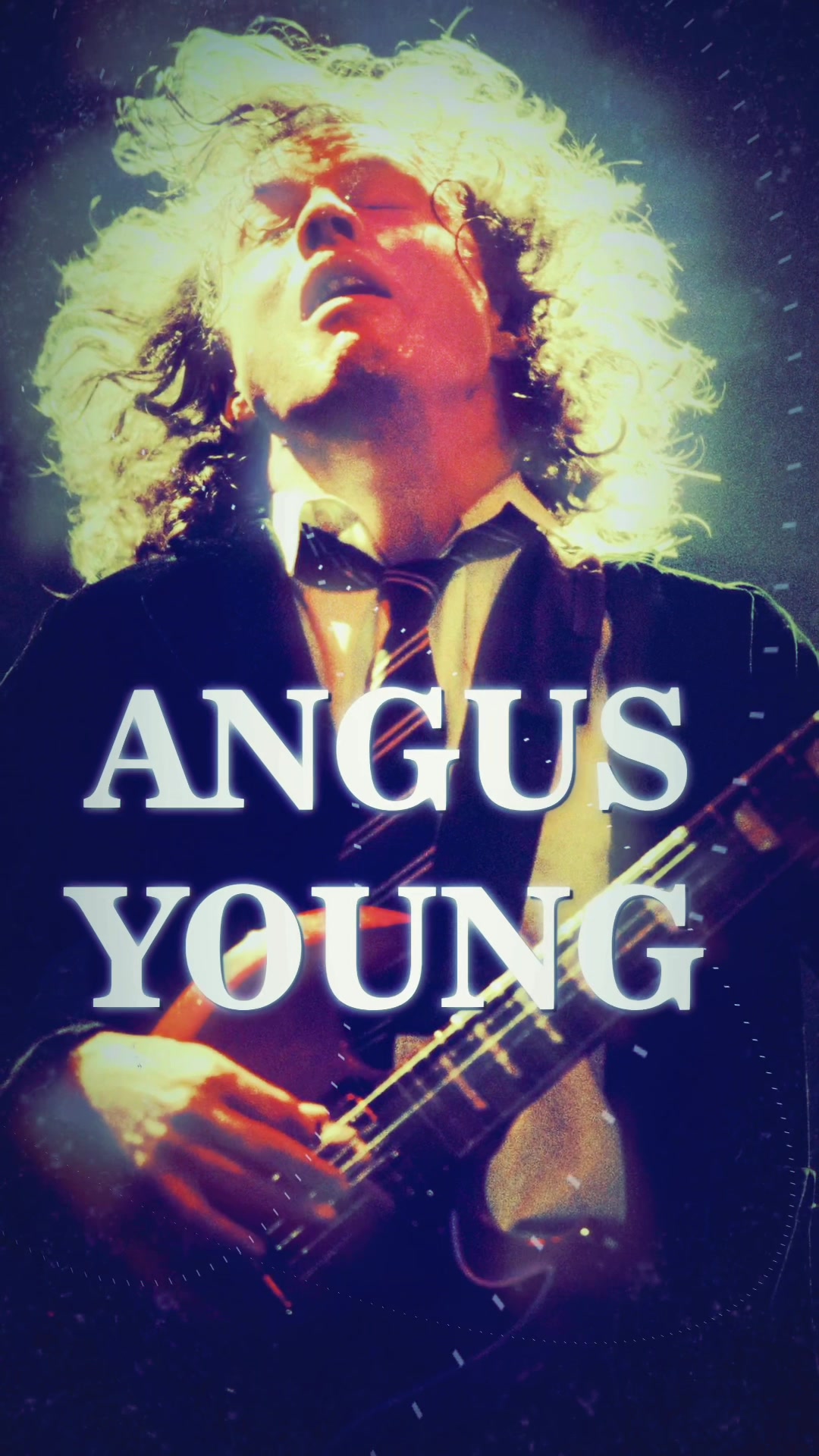 [图]Angus Young (生于1955 3月31日)，传奇的首席吉他手和AC/DC的联合创始人，是摇滚音乐的标志性人物。以下是一些关于他的有趣事实: 男生制服: