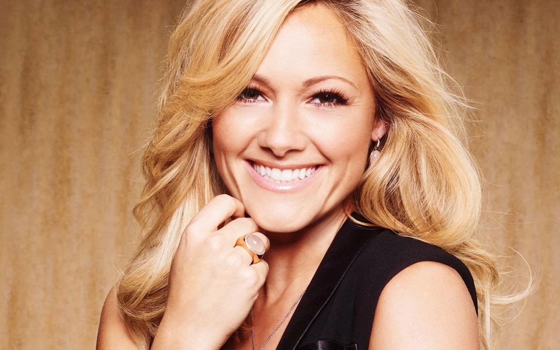 [图]扛起导弹 准备战斗Copilot-Helene Fischer