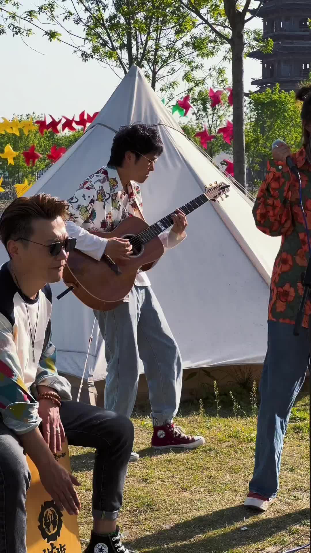 雨后的阳光散落人们都出来了户外唱歌鼓楼赵雷露营主唱fall鼓