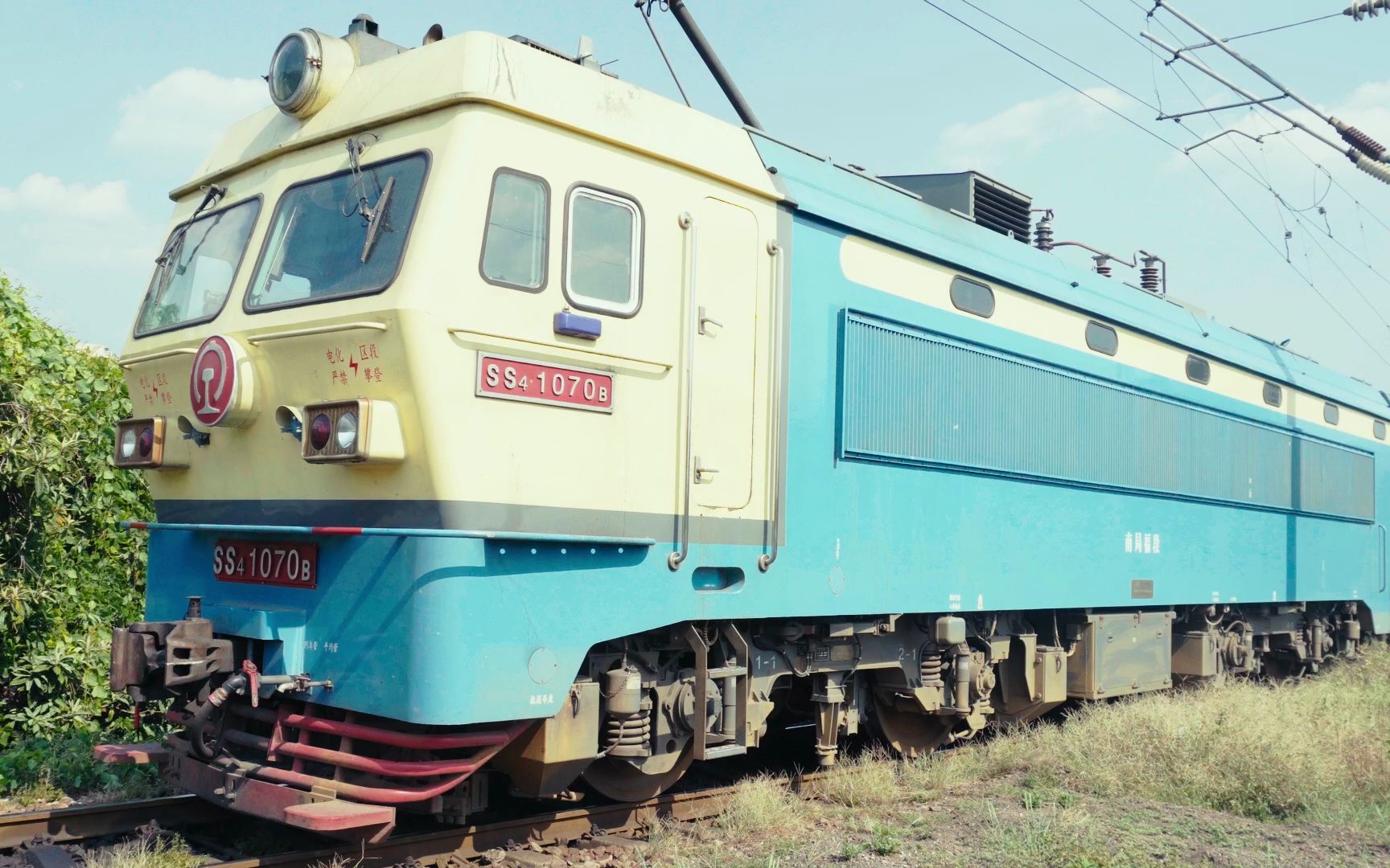鹰厦铁路韶山4 1070号机车请求入库进路信号