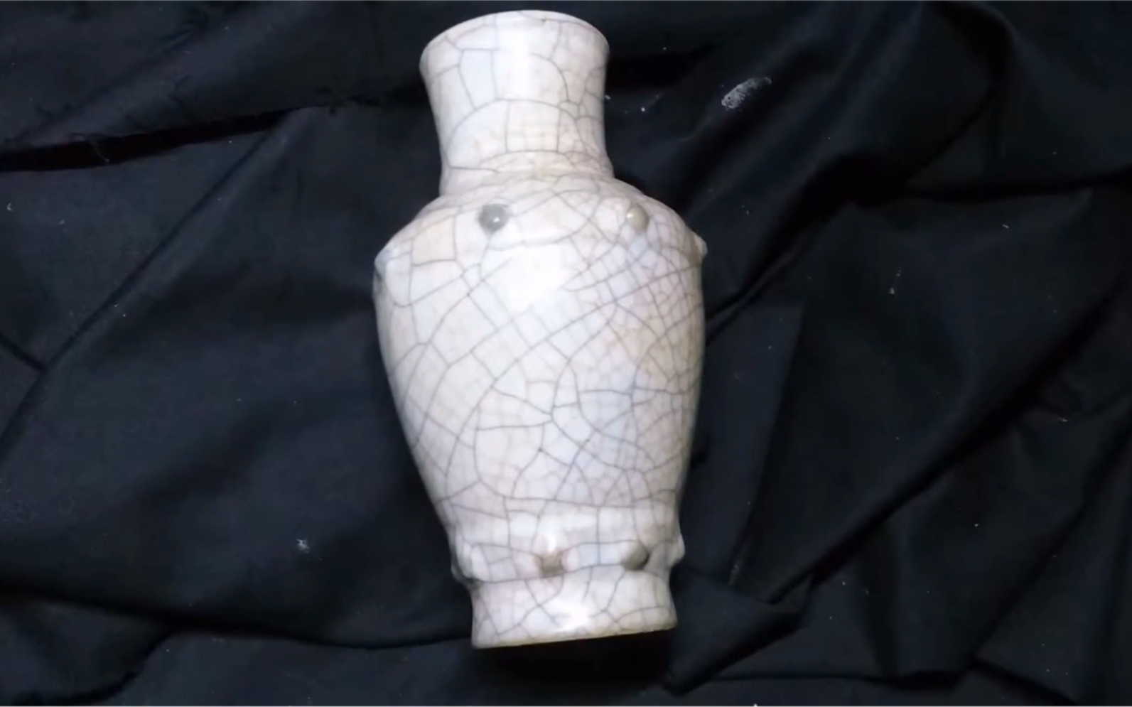 明代早期哥窑鼓钉瓶细节及放大纹理赏析