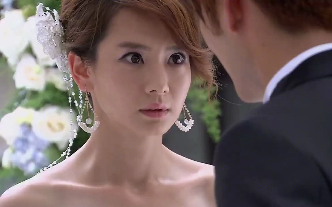 沐之晴被记者围攻,季如风当着众人的面带走了她