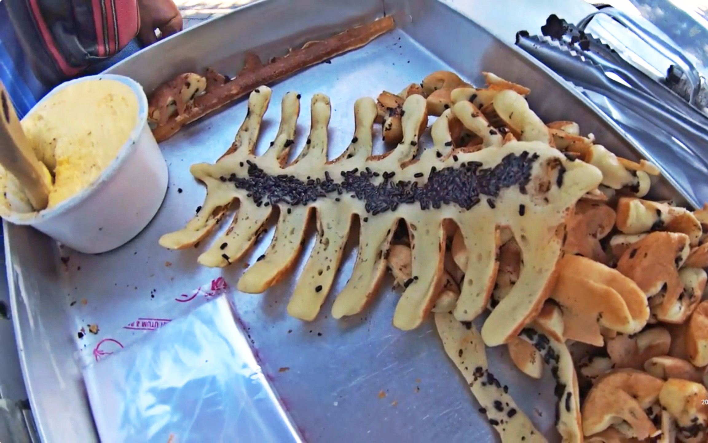 印尼街头美味小吃 鱼骨蛋糕 每次路过都要买一份随手吃