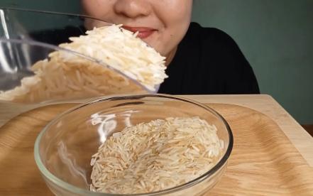 咀嚼音加触发音,7种米混在一起生嚼,这波均衡搭配到位了