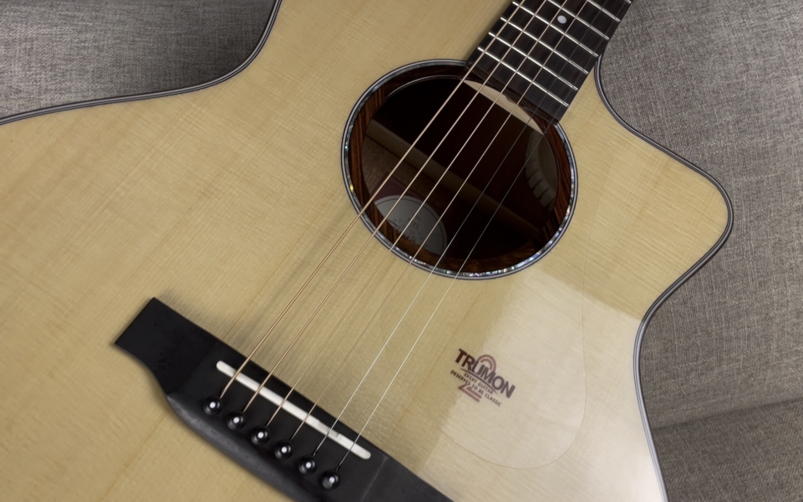 楚门吉他tf35国内很火的入门面单吉他.品质自然也没得说