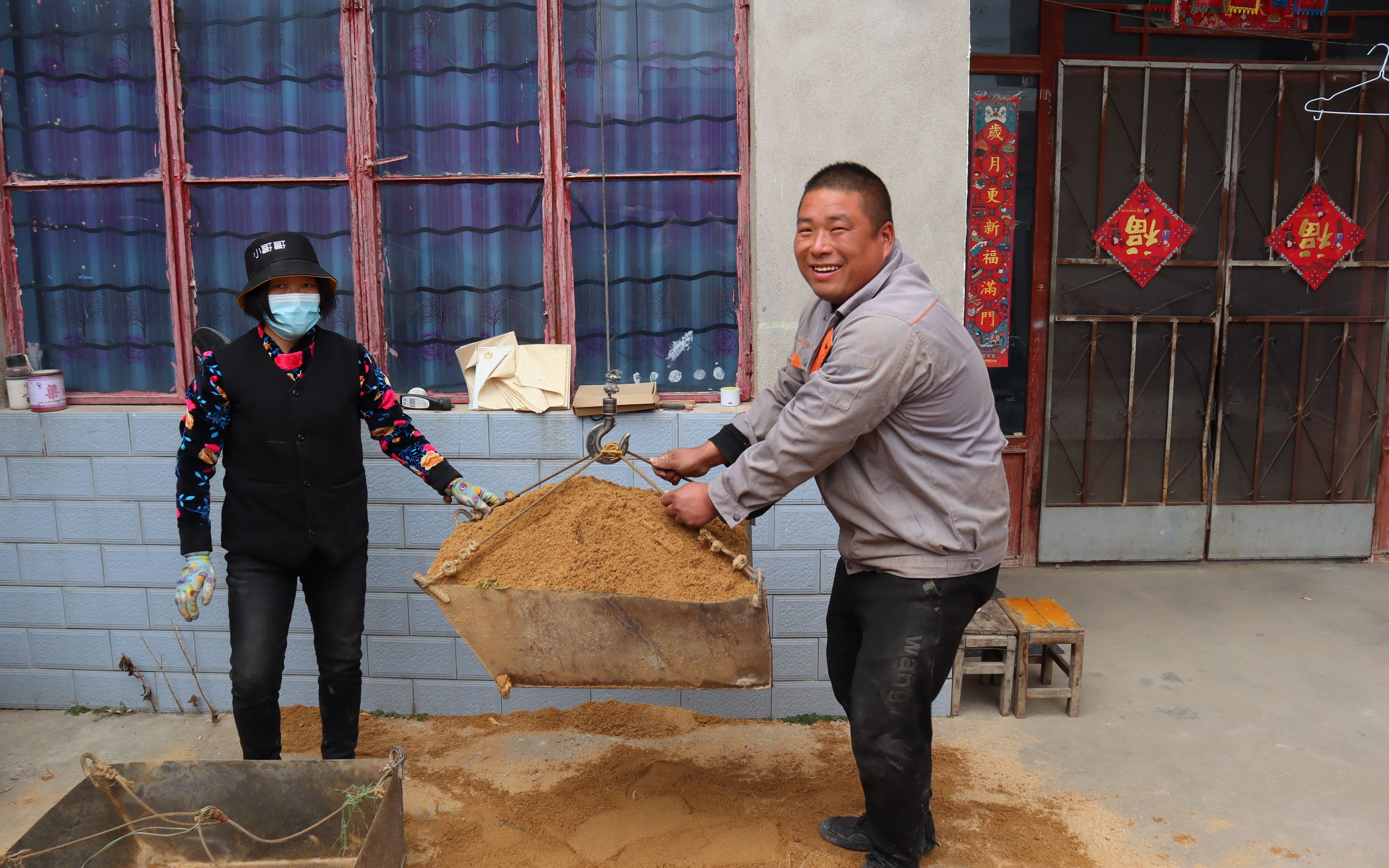 胖哥跟吊车比力气,一百斤的水泥扛着直跑,真不愧是村里的大力士