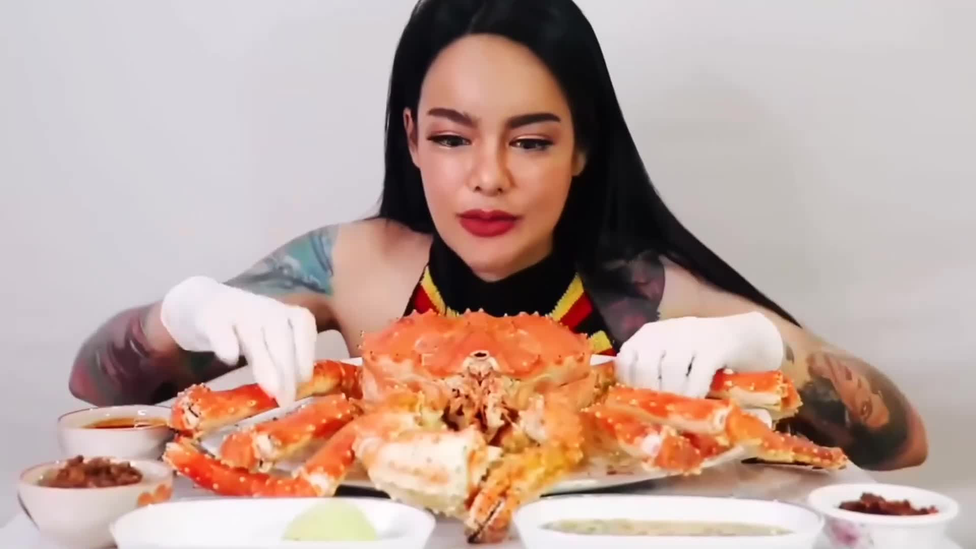 泰国性感搞怪的辣椒姐吃整只的帝王蟹 拌饭配上辣酱大口吃超过瘾
