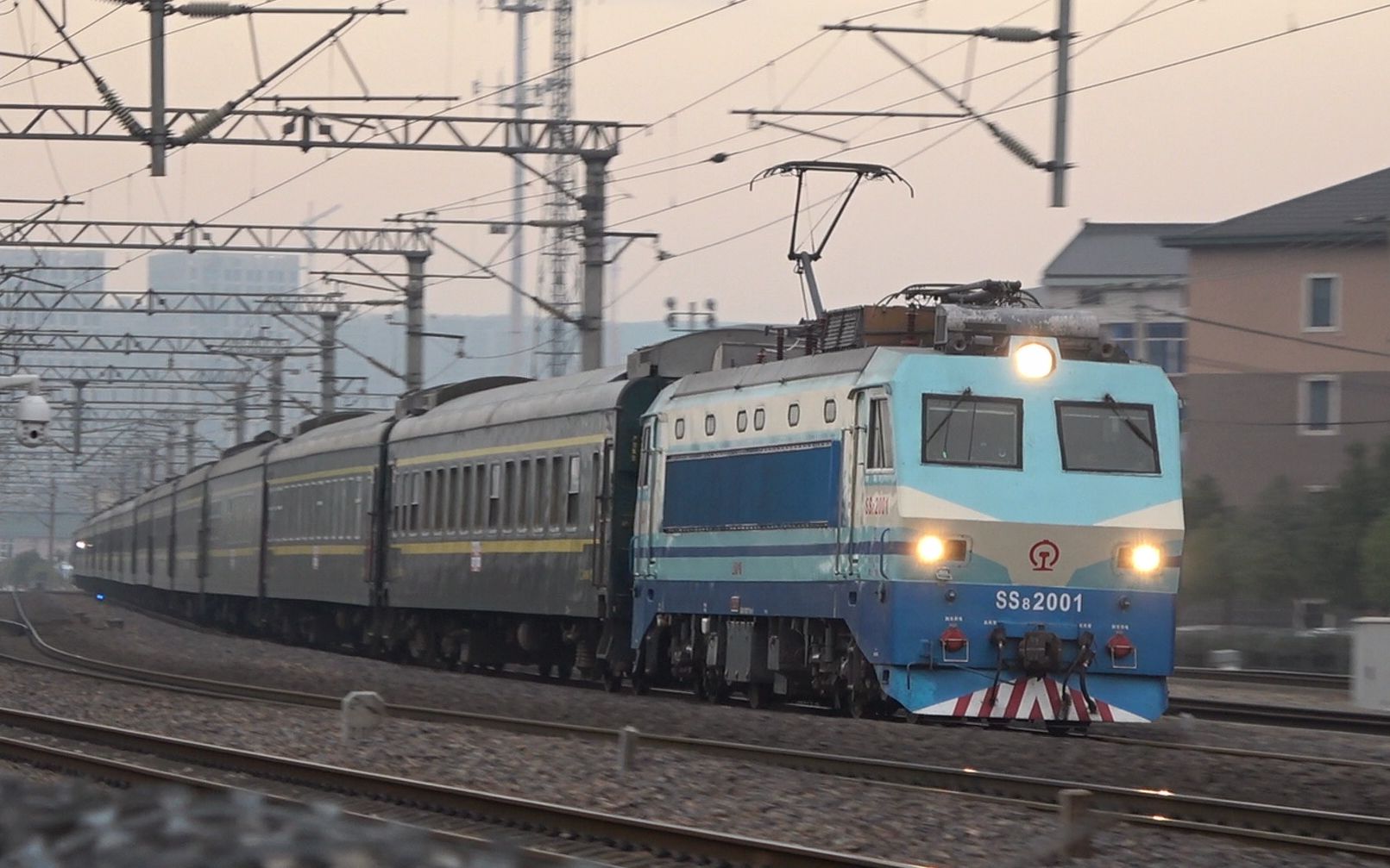 【中国铁路】[该机位暂时被划入防控区] 上局沪段ss82001 牵引 k575次