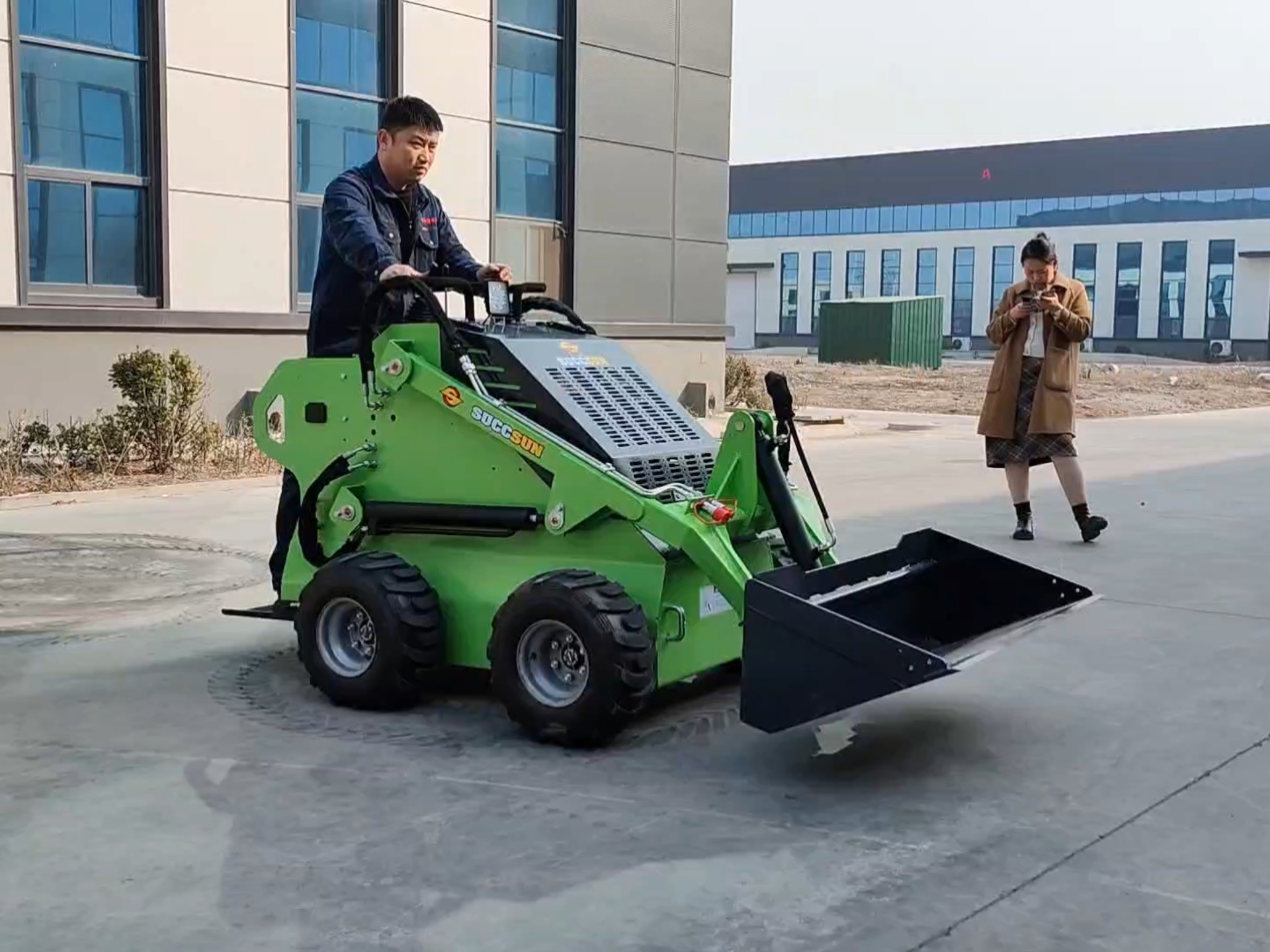 电动滑移装载机四驱小铲车电动铲车